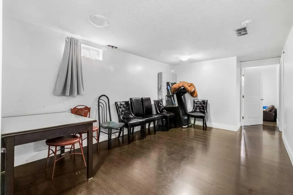 183 Penbrooke Close SE Calgary AB T2A 3N9