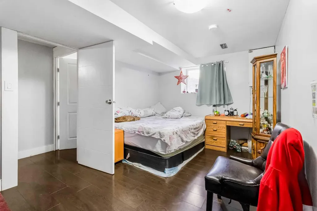 183 Penbrooke Close SE Calgary AB T2A 3N9