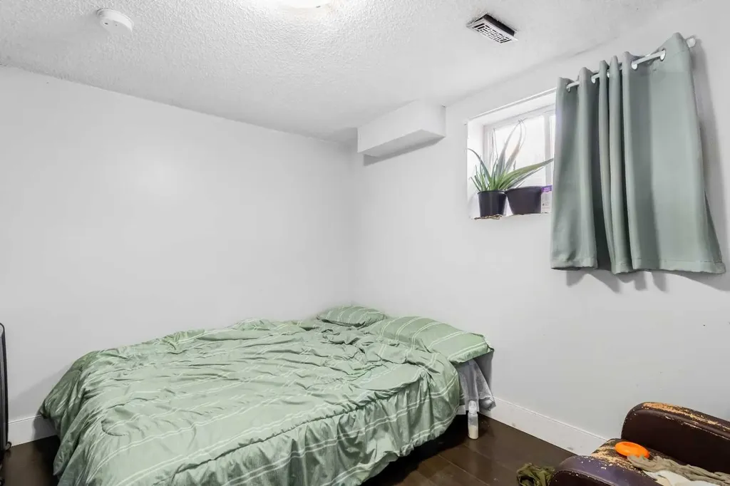 183 Penbrooke Close SE Calgary AB T2A 3N9