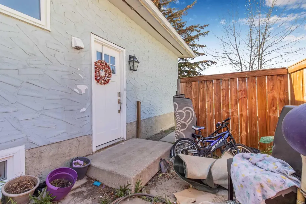 183 Penbrooke Close SE Calgary AB T2A 3N9
