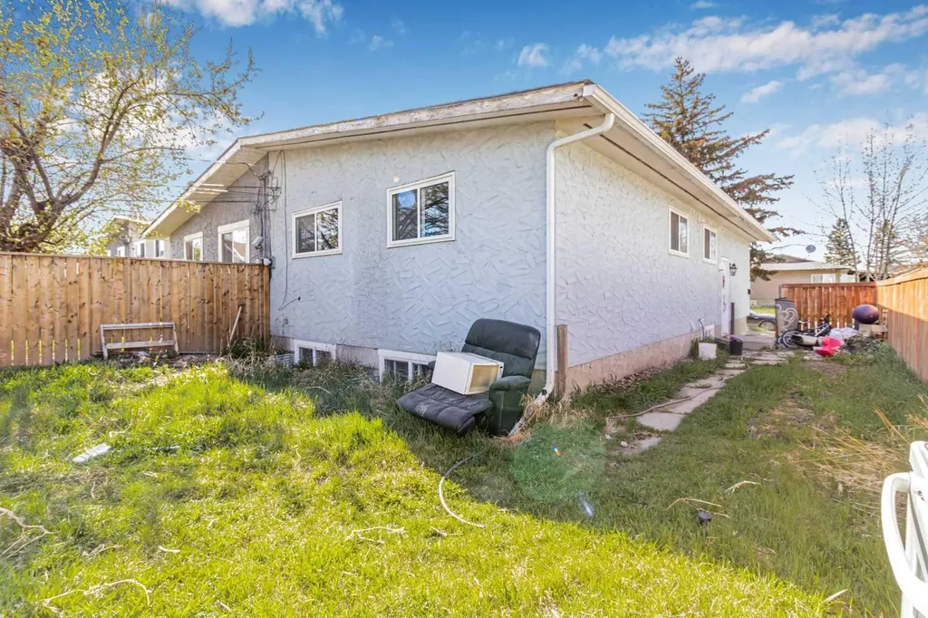 183 Penbrooke Close SE Calgary AB T2A 3N9