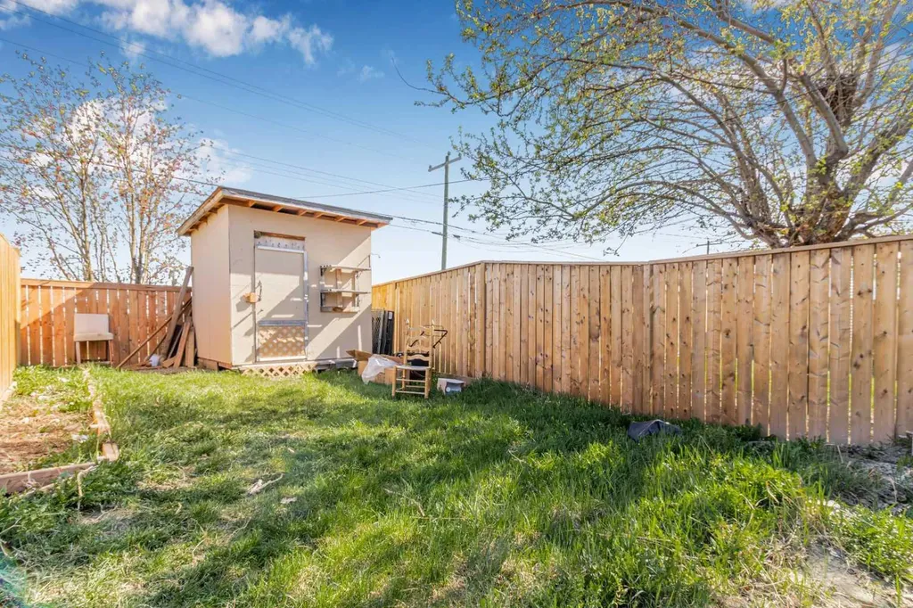 183 Penbrooke Close SE Calgary AB T2A 3N9