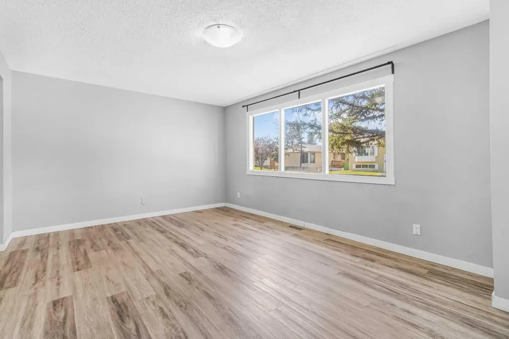183 Penbrooke Close SE Calgary AB T2A 3N9