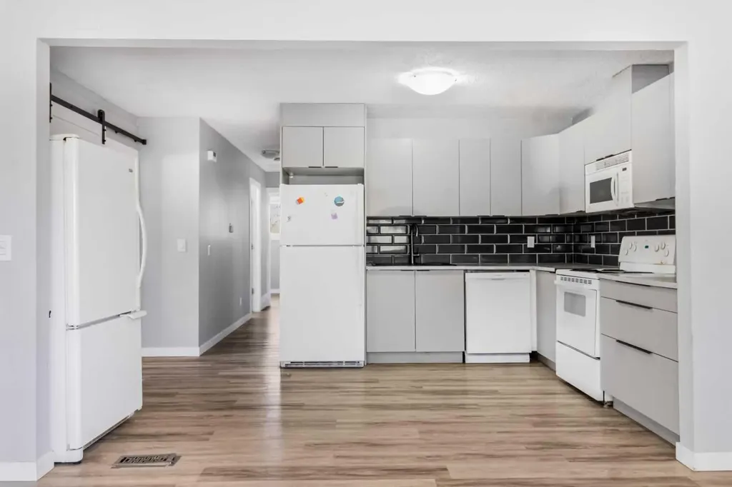 183 Penbrooke Close SE Calgary AB T2A 3N9