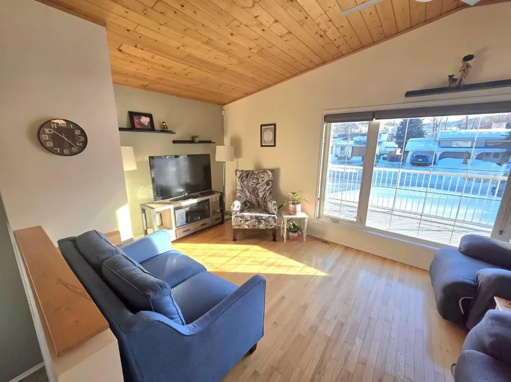 10818 92 Street Peace River AB T8S1P4