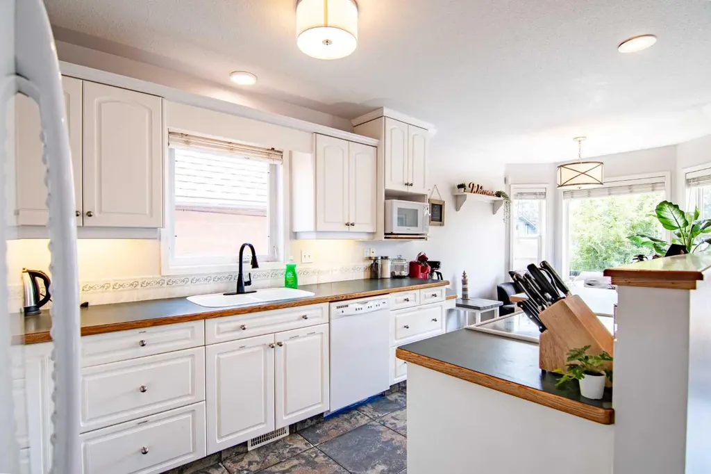 5008 41 Street Sylvan Lake AB T4S1B9