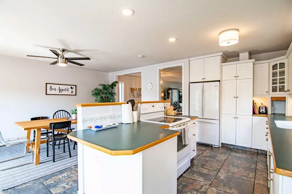 5008 41 Street Sylvan Lake AB T4S1B9