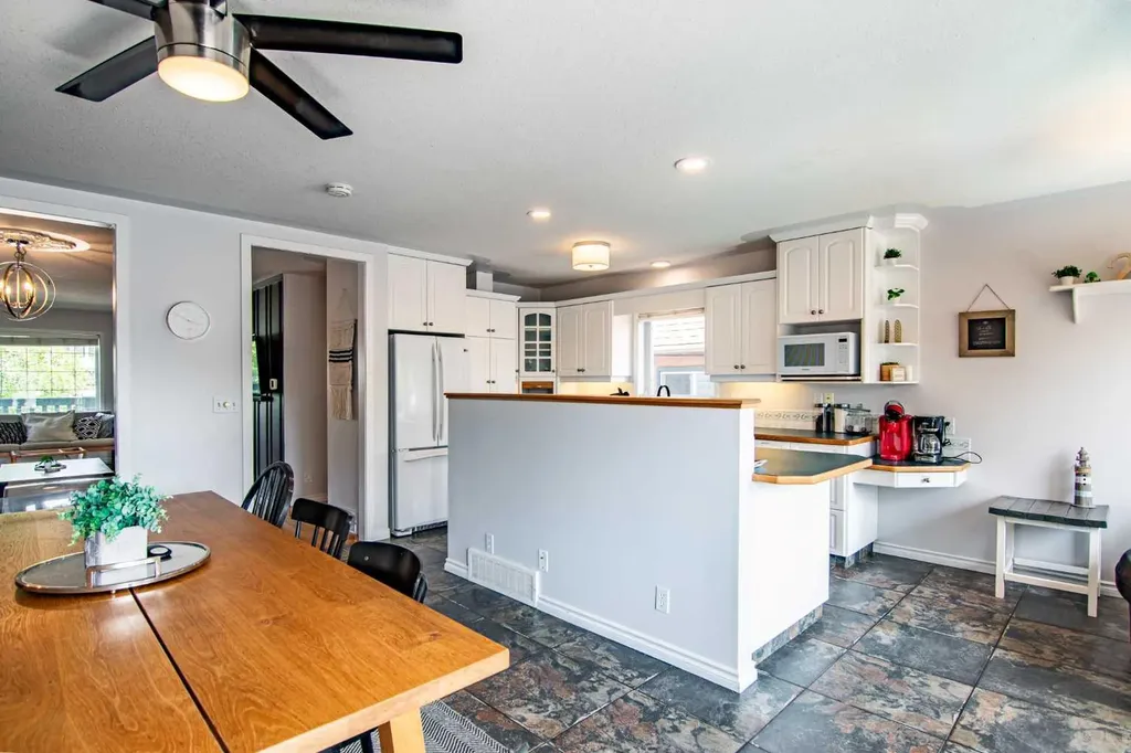 5008 41 Street Sylvan Lake AB T4S1B9