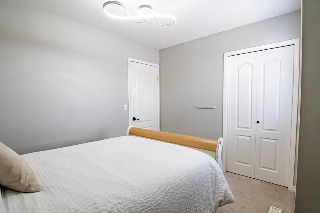 5008 41 Street Sylvan Lake AB T4S1B9