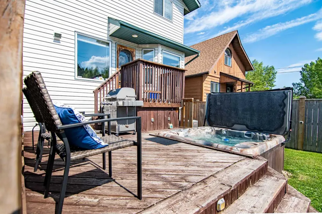 5008 41 Street Sylvan Lake AB T4S1B9