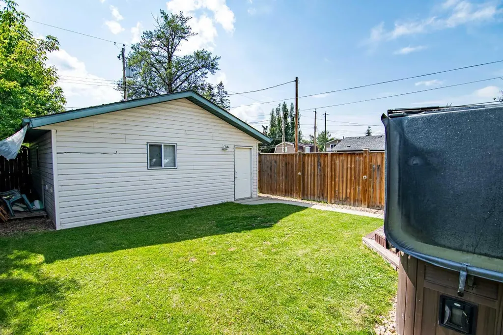 5008 41 Street Sylvan Lake AB T4S1B9