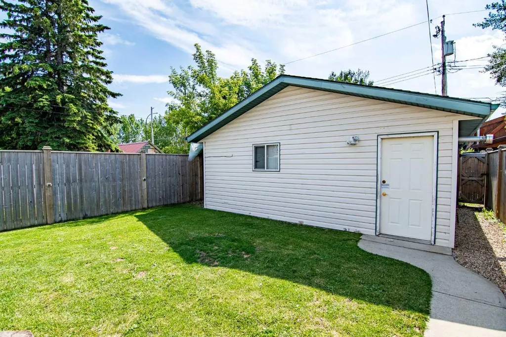 5008 41 Street Sylvan Lake AB T4S1B9