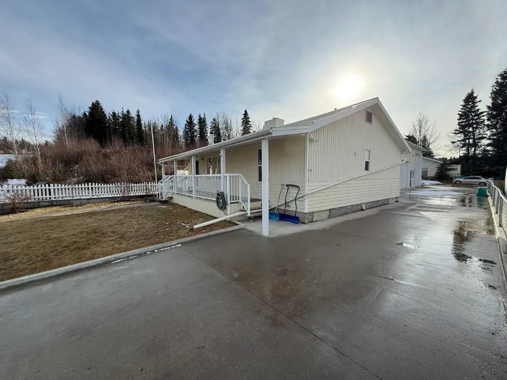 152 Sherwood Drive Hinton AB T7V 1P6