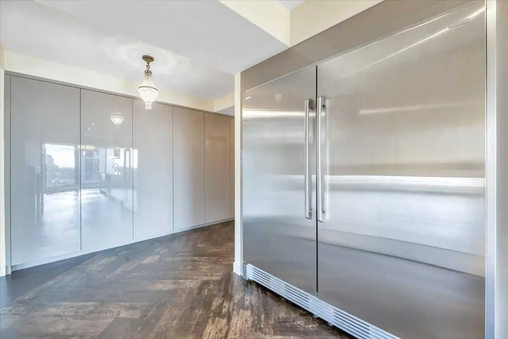1100 8 Avenue SW Calgary AB T2P 3T9