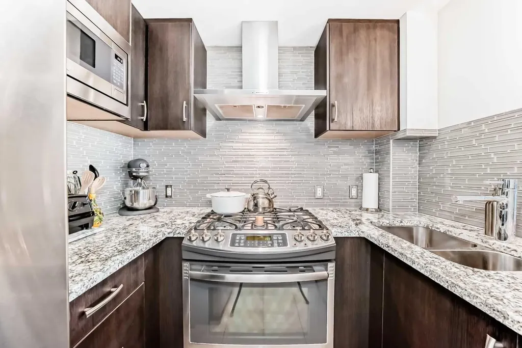 303 13 Avenue SW Calgary AB T2R0Y9