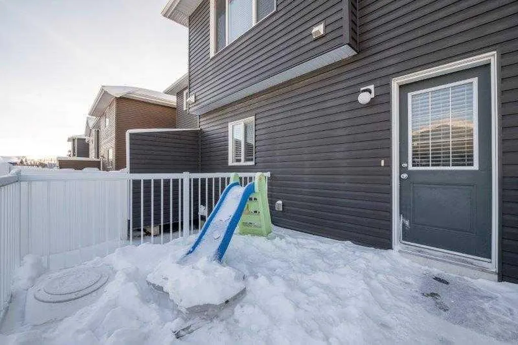 226 Redstone Drive NE Calgary AB T3N 1B5
