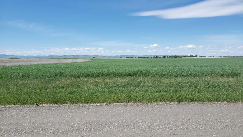 W4R27T12S34QNE 8th Street Claresholm AB T0L 0T0