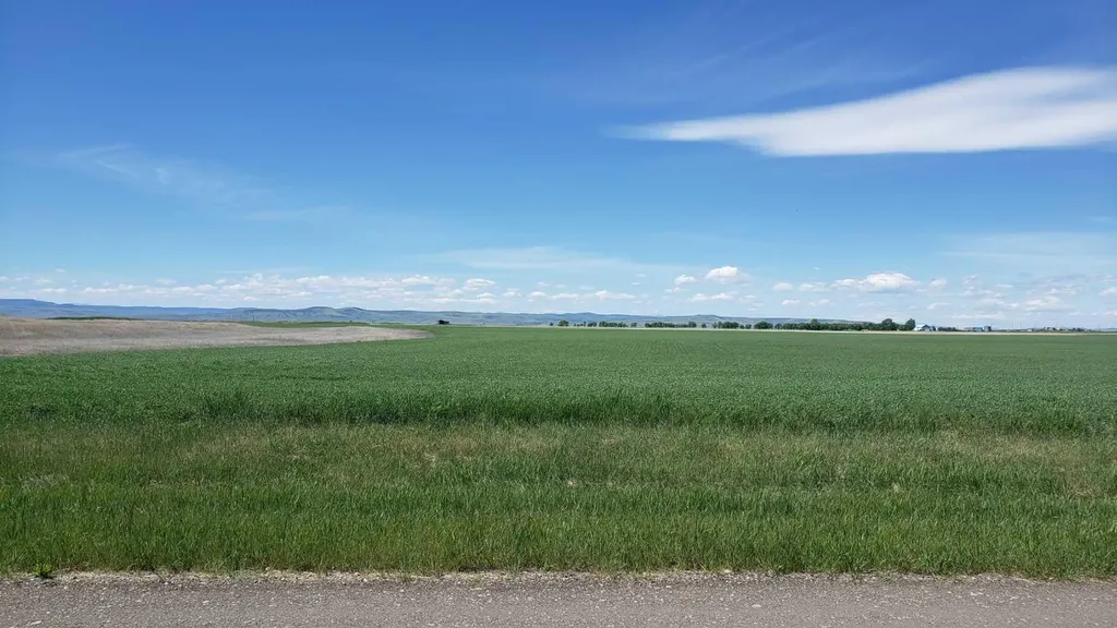 W4R27T12S34QNE 8th Street Claresholm AB T0L 0T0