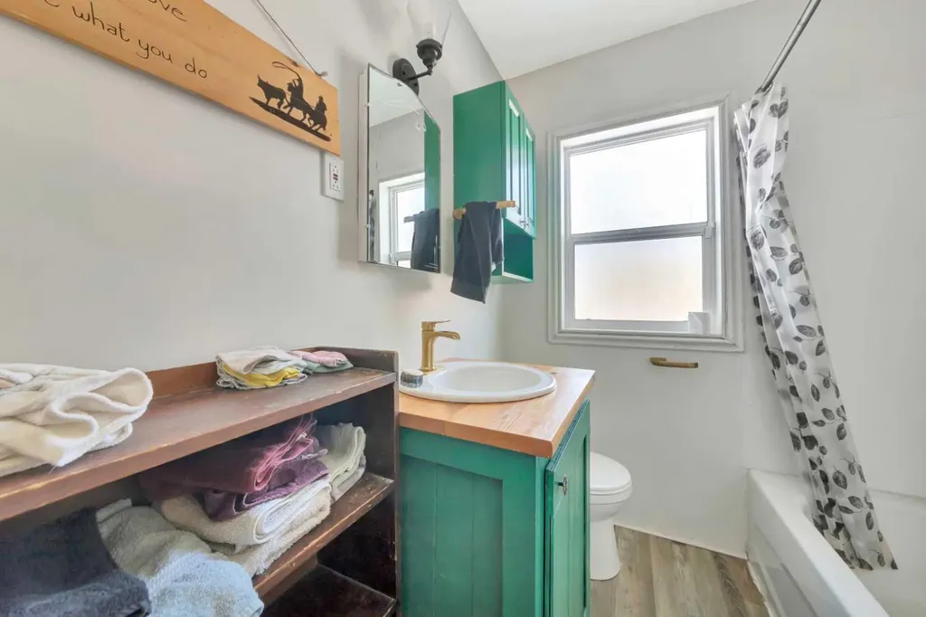 202 1 Street E Lashburn SK S0M 1H0