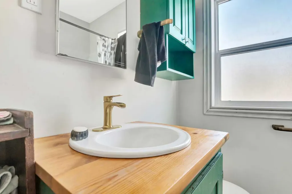 202 1 Street E Lashburn SK S0M 1H0