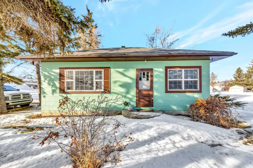 202 1 Street E Lashburn SK S0M 1H0
