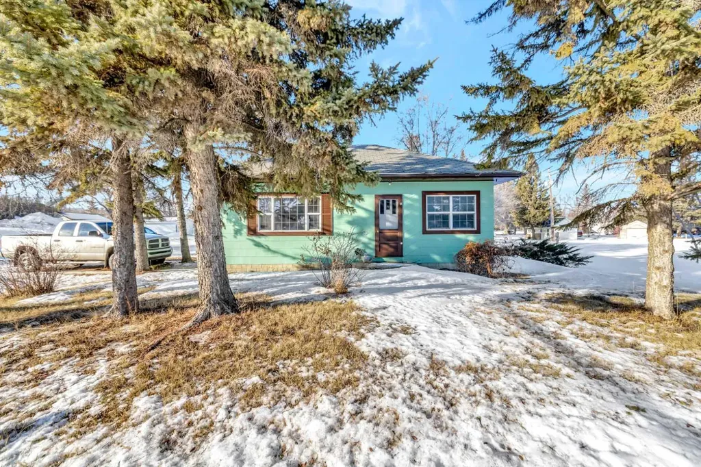 202 1 Street E Lashburn SK S0M 1H0