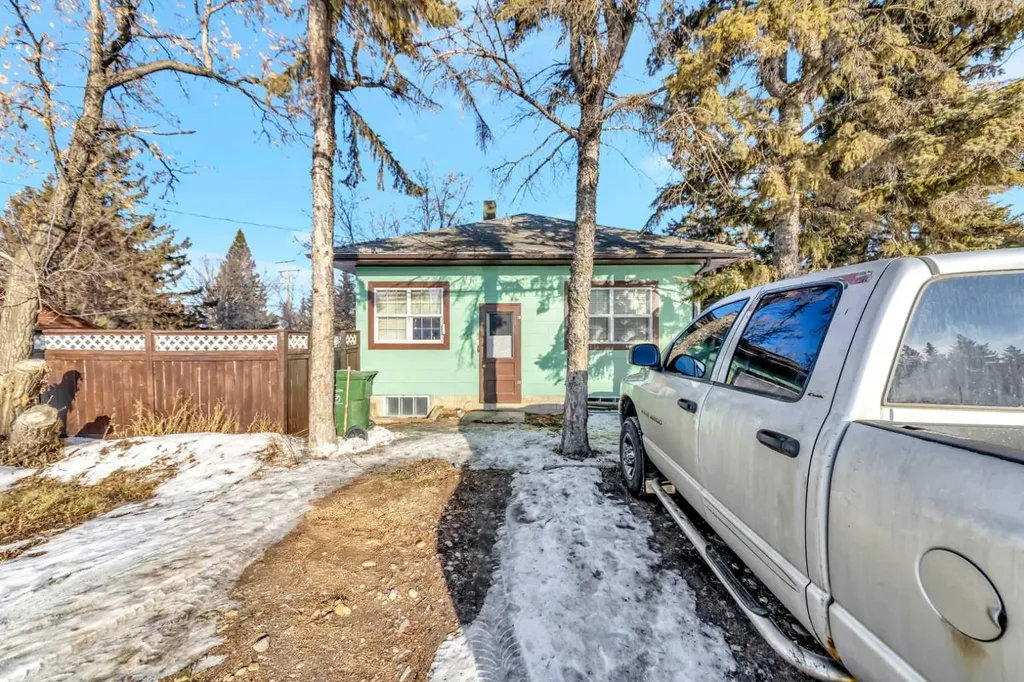 202 1 Street E Lashburn SK S0M 1H0