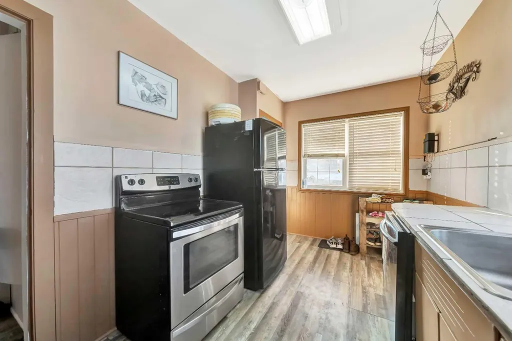 202 1 Street E Lashburn SK S0M 1H0