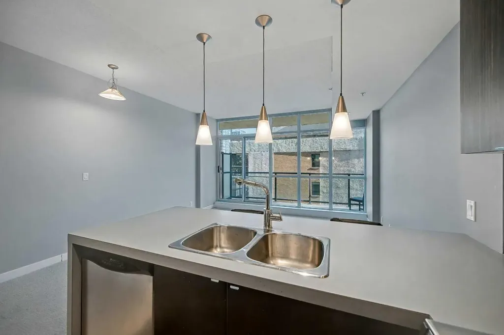 788 12 Avenue SW Calgary AB T2R 0H1