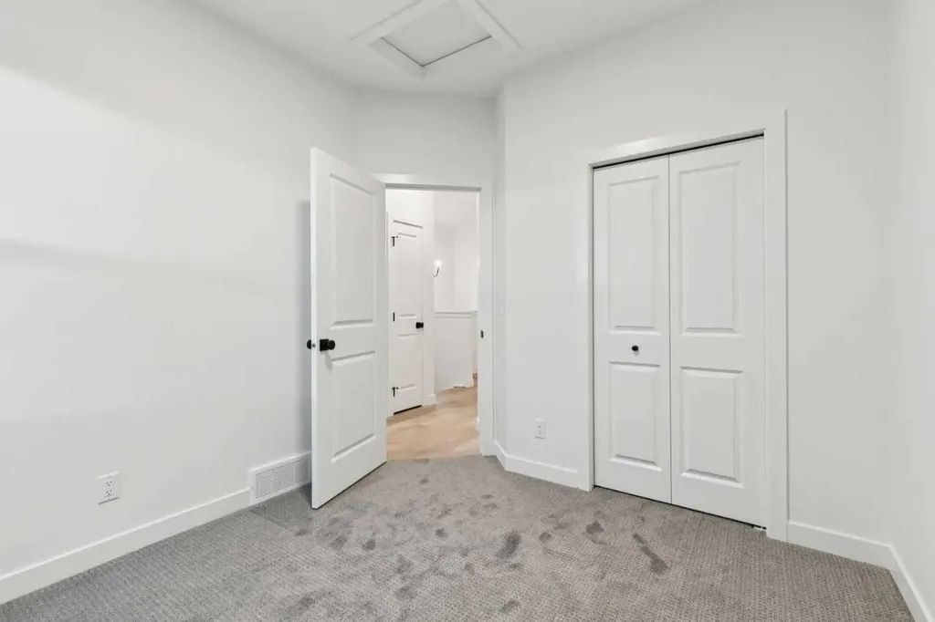 15085 37 Street SW Calgary AB T2Y 0R7