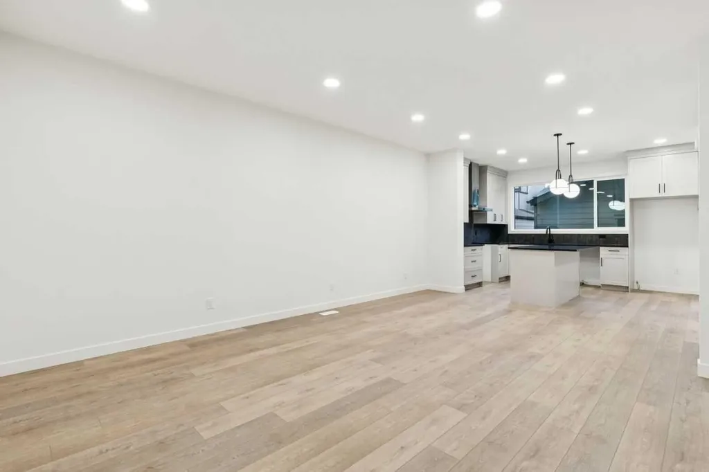 15085 37 Street SW Calgary AB T2Y 0R7