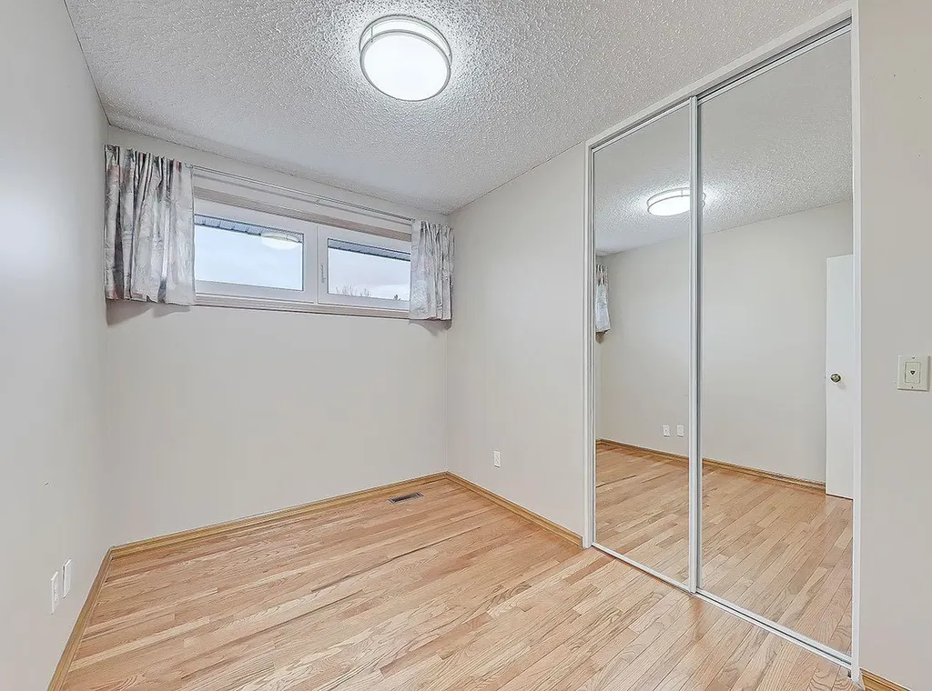 44 Granlea Place SW Calgary AB T3E4K2
