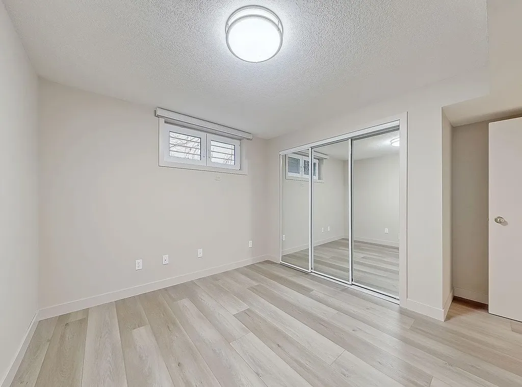 44 Granlea Place SW Calgary AB T3E4K2
