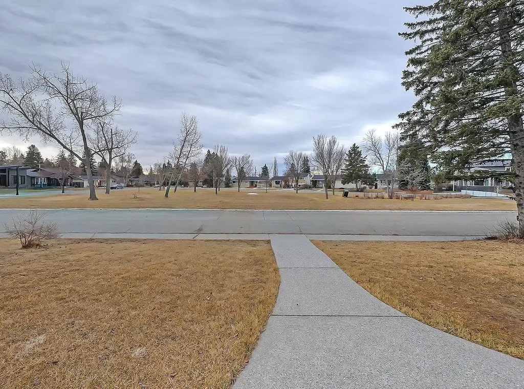 44 Granlea Place SW Calgary AB T3E4K2