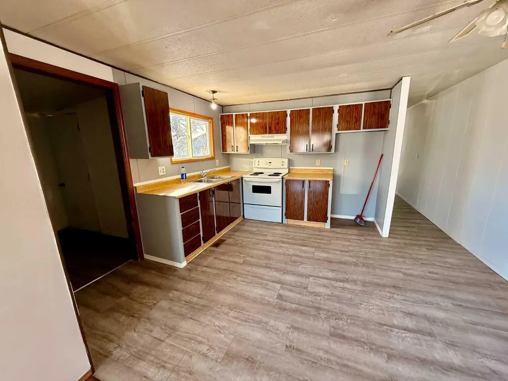 521 2 Avenue Wainwright AB T9W 1A3