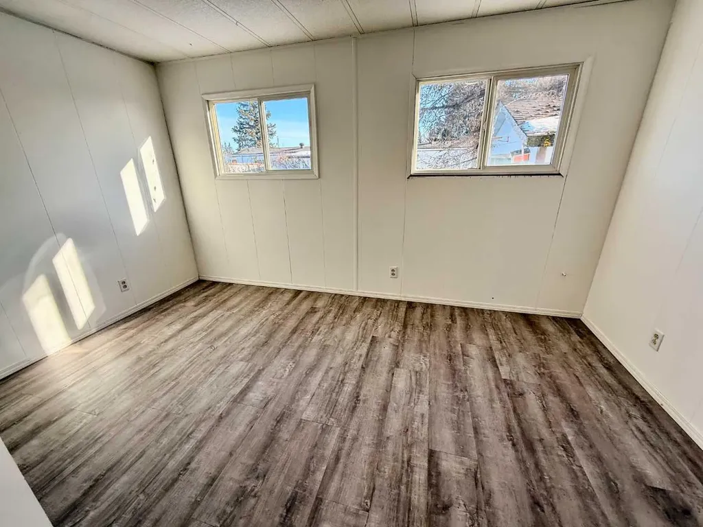 521 2 Avenue Wainwright AB T9W 1A3