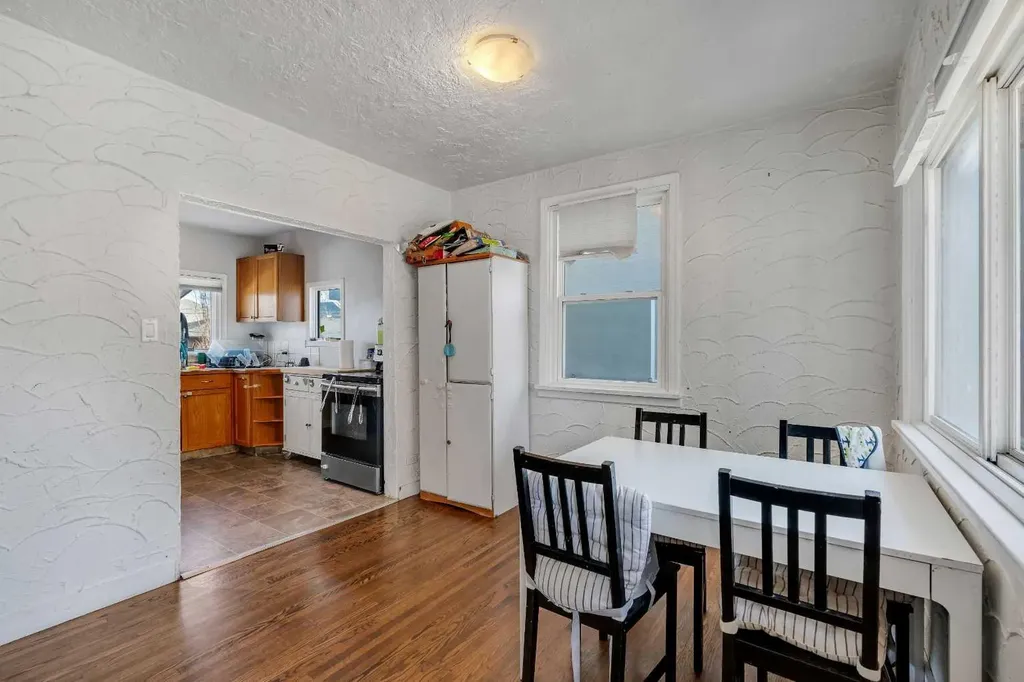 412 23 Avenue NE Calgary AB T2E 1V9