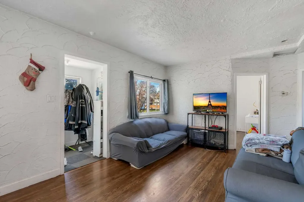 412 23 Avenue NE Calgary AB T2E 1V9