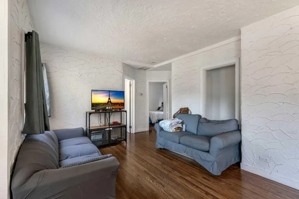 412 23 Avenue NE Calgary AB T2E 1V9