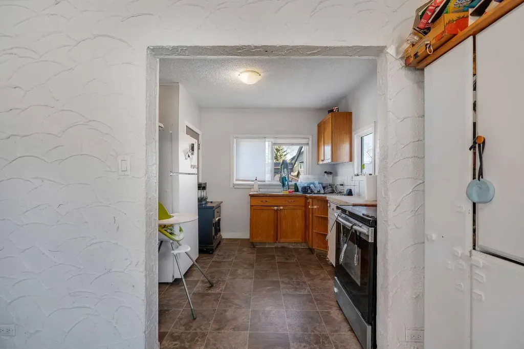 412 23 Avenue NE Calgary AB T2E 1V9