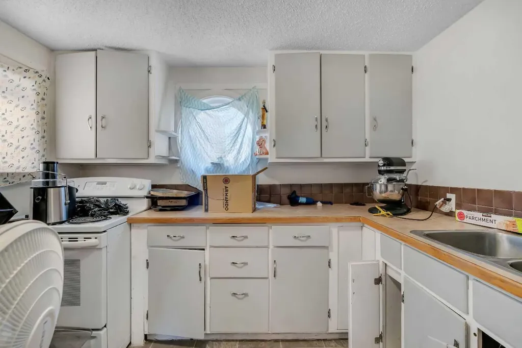 412 23 Avenue NE Calgary AB T2E 1V9