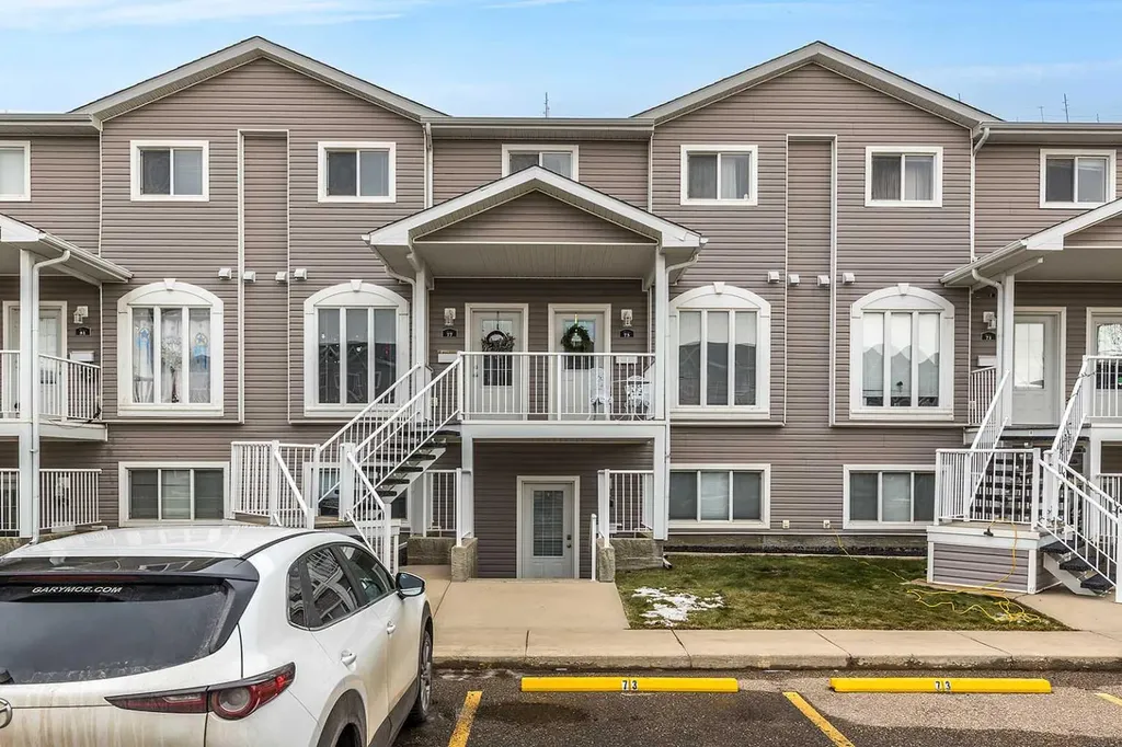 75 Somerset Lane SE Medicine Hat AB T1B 0E7