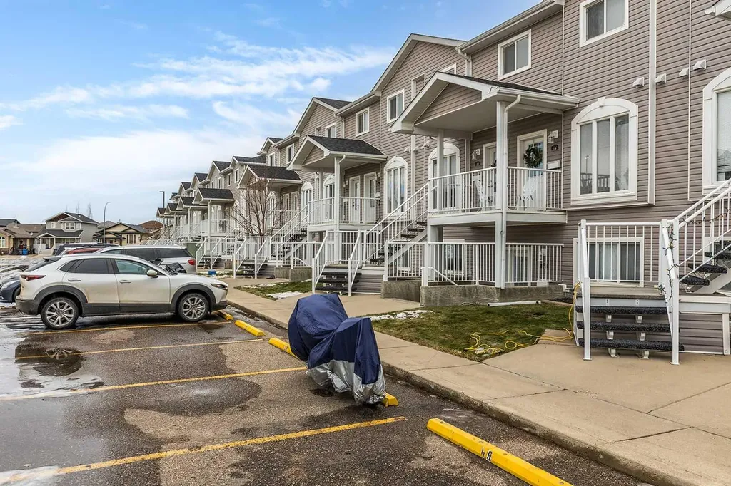 75 Somerset Lane SE Medicine Hat AB T1B 0E7