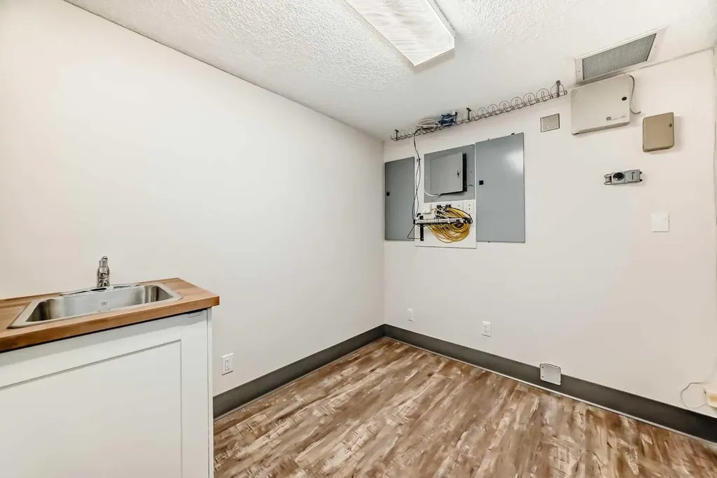 2139 4 Avenue NW Calgary AB T2N0N6