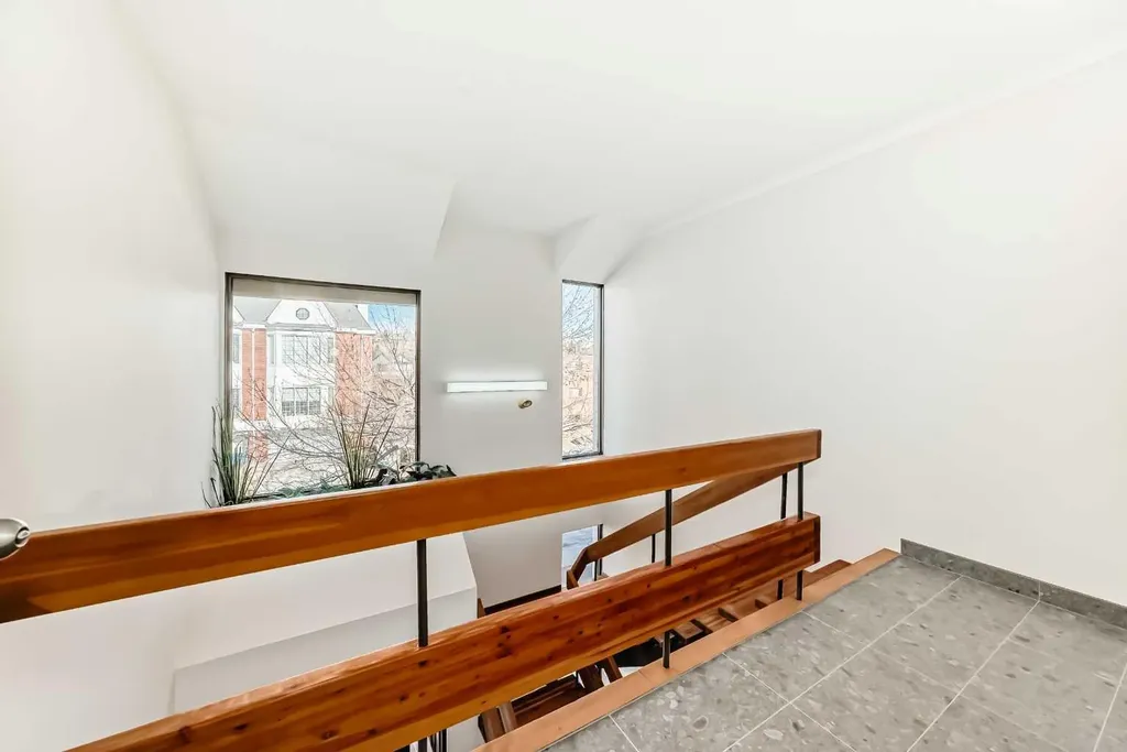 2139 4 Avenue NW Calgary AB T2N0N6