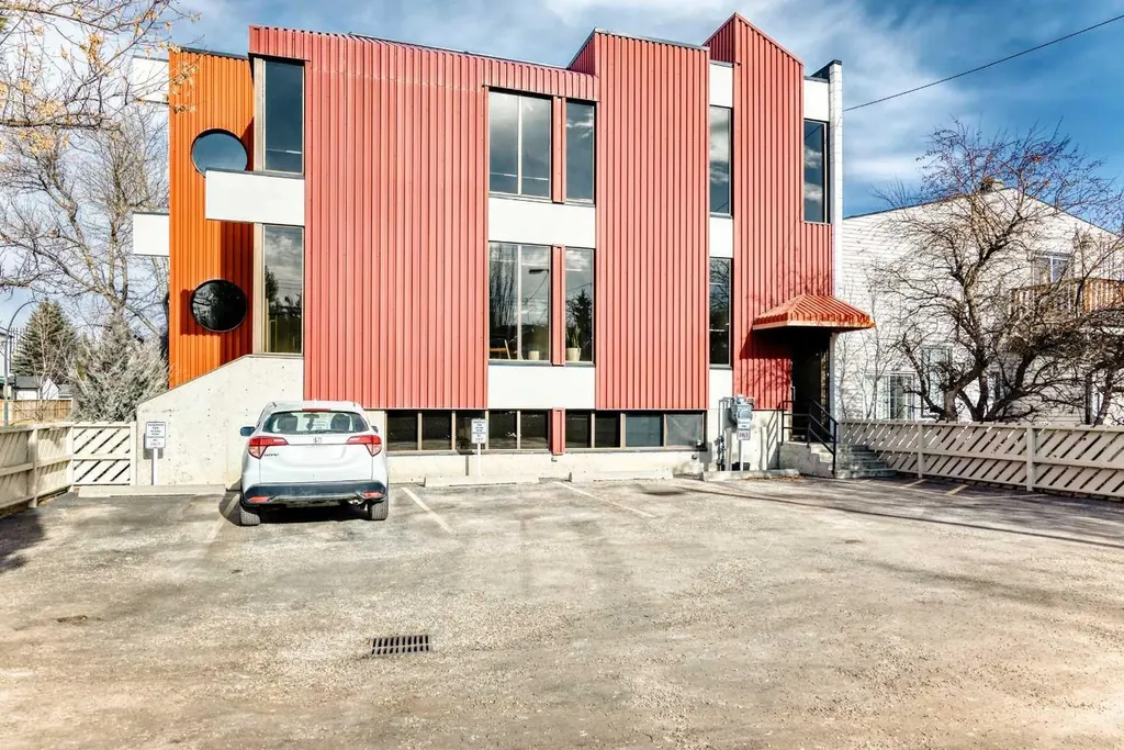 2139 4 Avenue NW Calgary AB T2N0N6