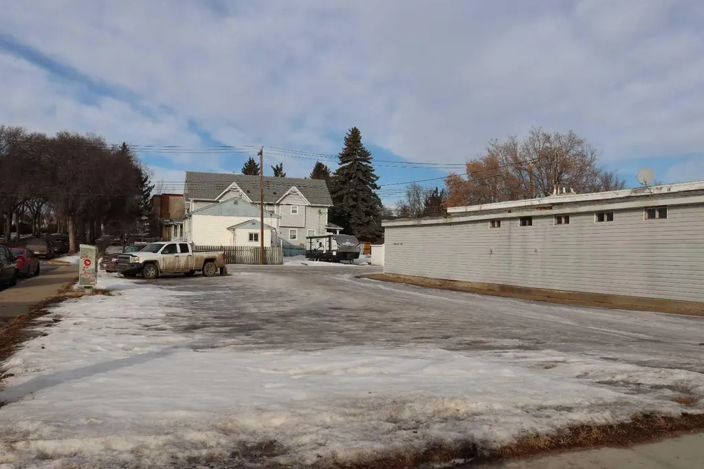 5302 50 Street Ponoka AB T4J 1H4