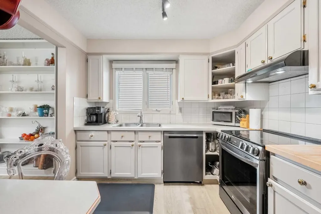20 Bedwood Hill NE Calgary AB T3K 1L9
