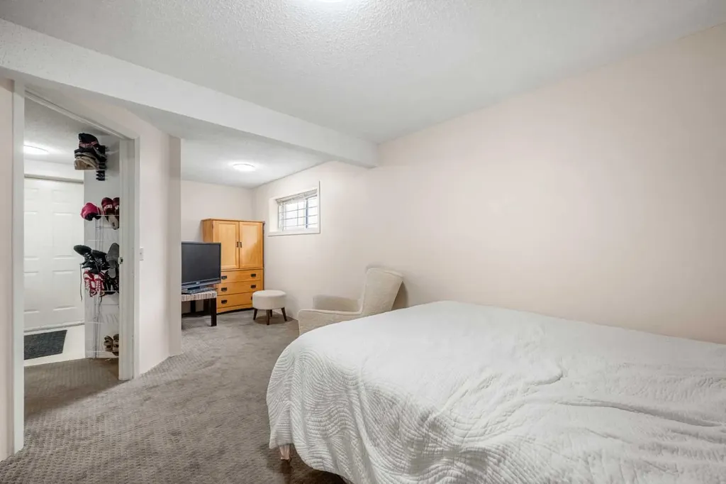20 Bedwood Hill NE Calgary AB T3K 1L9