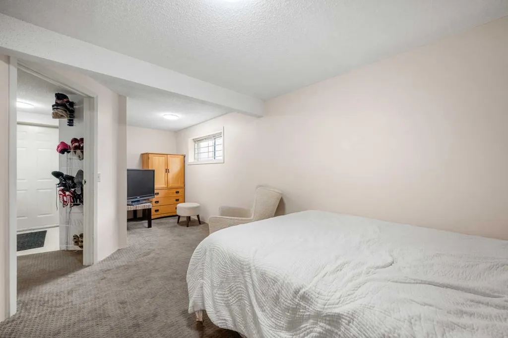20 Bedwood Hill NE Calgary AB T3K 1L9